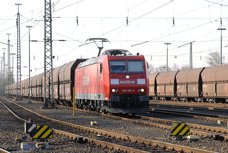 185 191 hat in Moers einen Kohlenzug bernommen. 01.04.2007