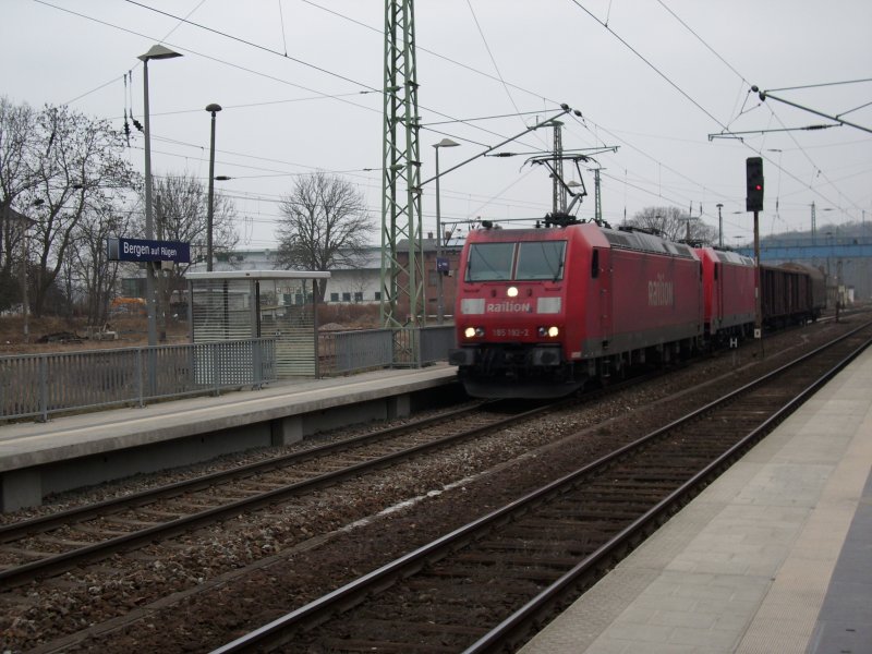 185 192 und eine Schwesterlok fuhren gemeinsam am 04.Mrz 2009 von Mukran kommend den Bahnhof von Bergen/Rgen.