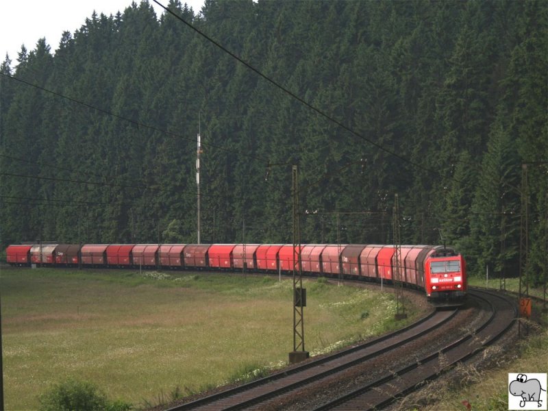 185 193-0 befrderte am 18. Juni 2008 einen Schttgutwagen-Zug die Frankenwaldrampe hinauf. Auf dem Bild ist der gesamte Zug in einer weiten Rechtskurve kurz hinter der Ortschaft Frtschendorf im Landkreis Kronach zu sehen.
