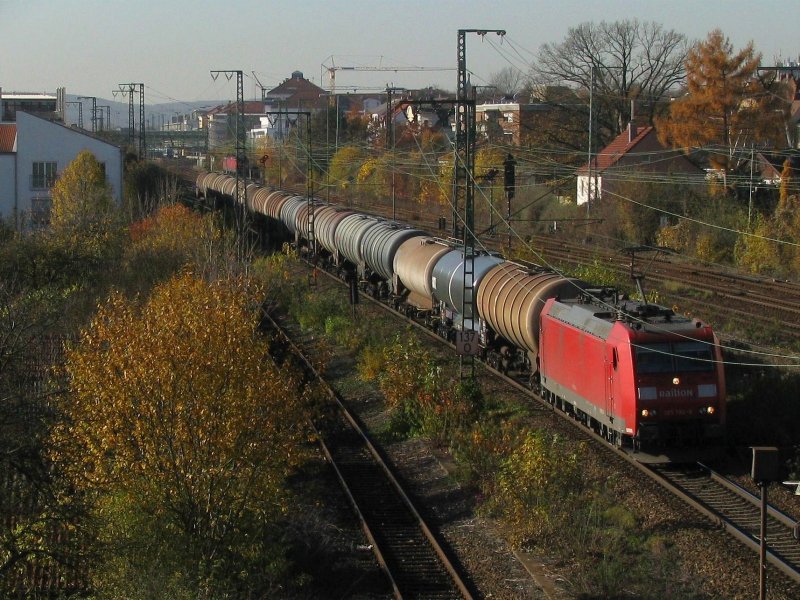 185 194 mit einem Kesselwagenzug am 5.11.2008 in Regensburg.