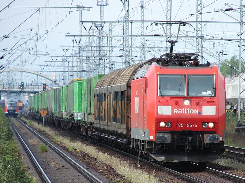 185 195, mit dem Hangartner im Schlepp, bei der Ausfahrt aus dem Rostocker berseehafen. (Rostock-Dierkow, 11.05.07)

