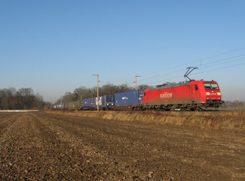 185 196 ist am 21.12.2007 mit einem gemischten Gterzug bei Brhl Richtung Sden unterwegs. Vielen Dank an den Lokfhrer der uns mit Signalhorn grsste.