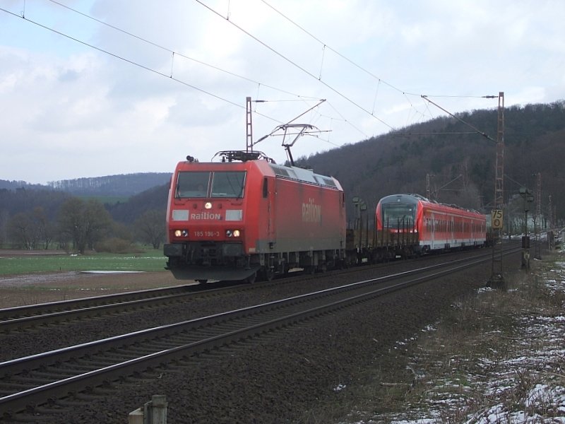 185 196 auf �berf�hrungsfahrt mit Lirex 440 002 am 26.03.2008 am B� km 75,1 kurz vor Einbeck-Salzderhelden
