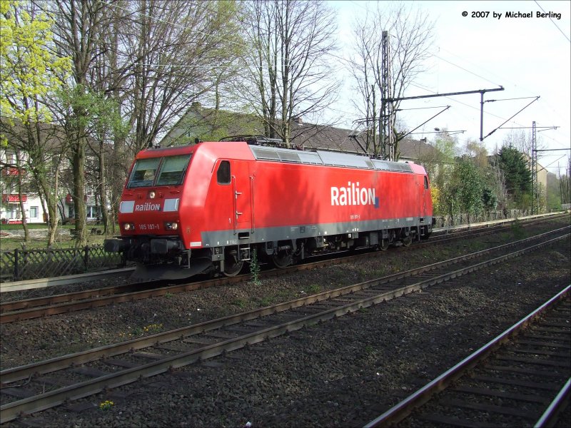 185 197-1 fhrt Lz durch den Hp Bochum Hamme. 5.4.07