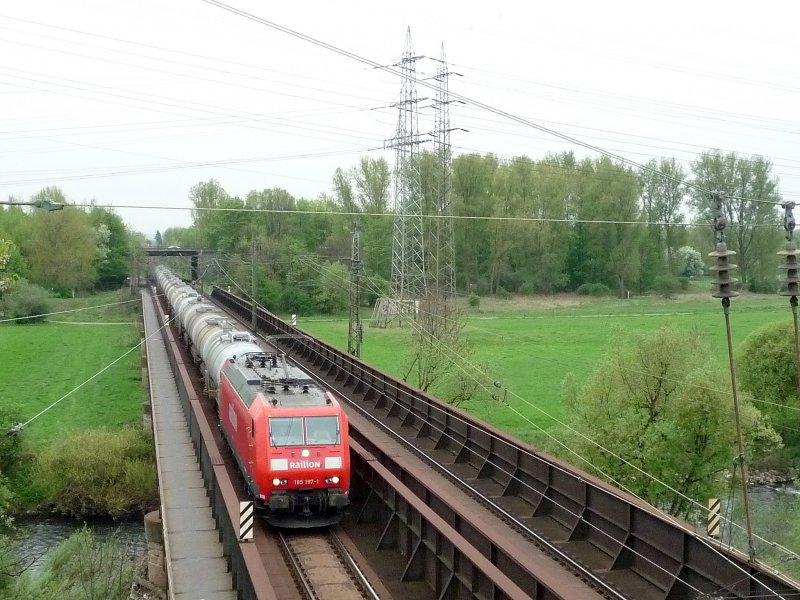 185 197-1 mit Kesselwagenzug auf der Siegbr�cke in Friedrich-Wilhelmsh�tte. 16.04.09