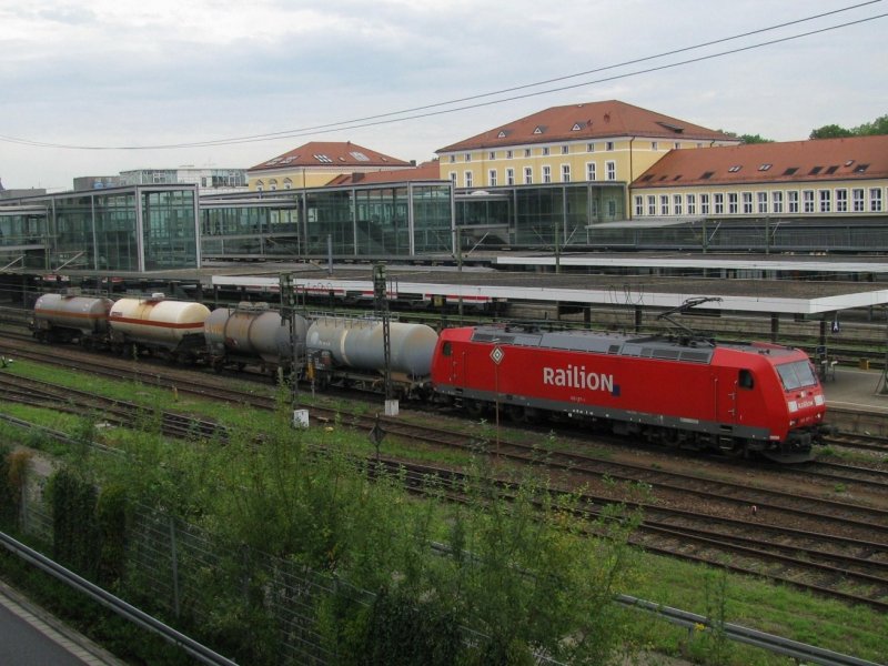 185 197 mit einem  sehr langen  Gterzug am 5.9.2008 in Regensburg.