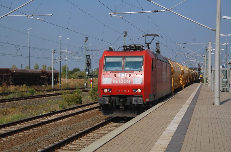 185 197 zieht am 20.09.09 einen Harnstoffzug durch Bitterfeld Richtung Halle(S).