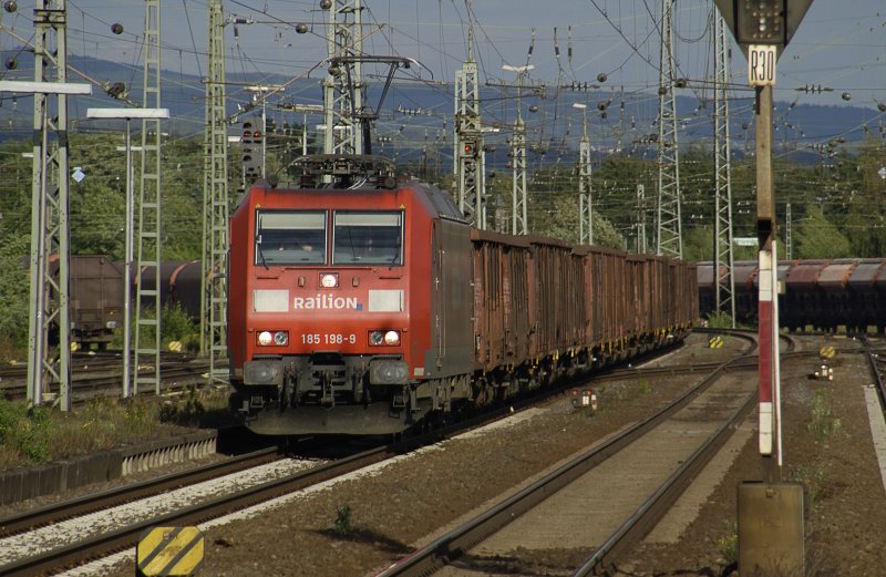 185 198-9 am Bahnhof Neuwied