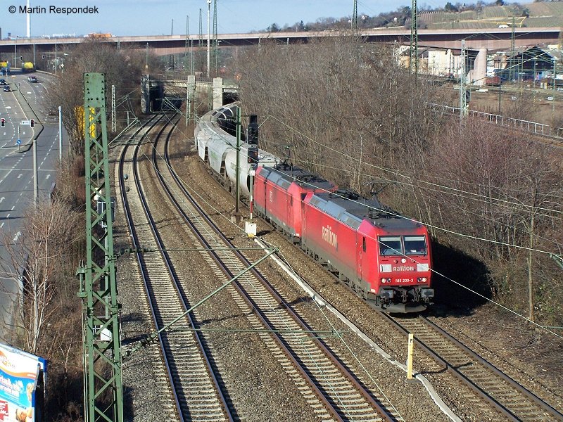 185 200-3 und eine weitere 185er fuhren als Doppeltraktion bei STuttgart-Untertrkheim vorbei. Aufgenommen am 07.Februar 2008.