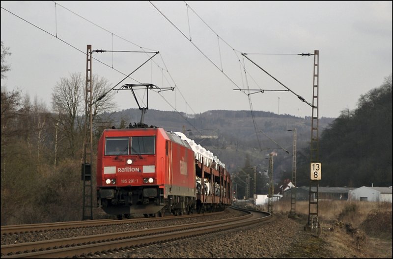 185 201 darf am 13.03.2009 den CSQ 60047(?)  AUDI-Express , Ingolstadt-Nord - Emden, bespannen und wird bei Hohenlimburg abgleichtet.
