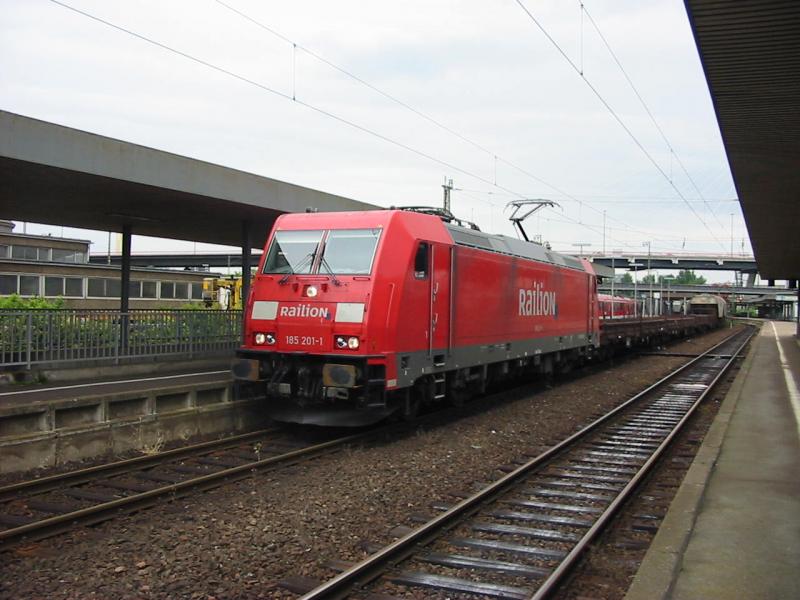 185-201 steht in Ludwigshafen (tief) und wartet auf ihre Weiterfahrt.