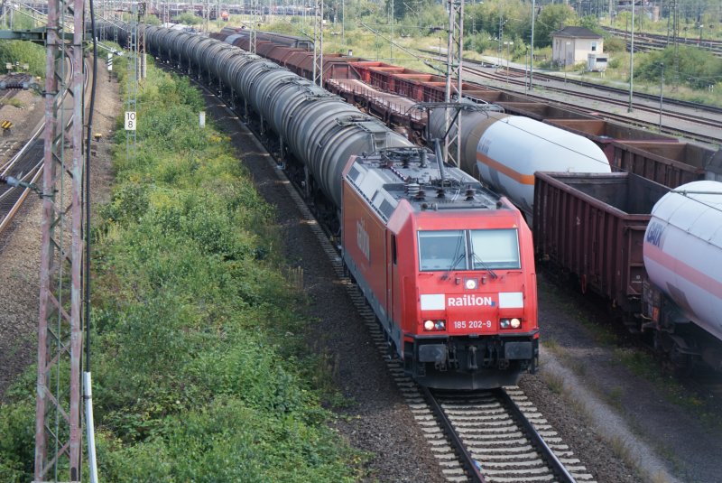 185 202-9 mit einem Kesselzug verlie� am 06.08.2009 den Seelzer Rbf. in Richtung Wunstorf.