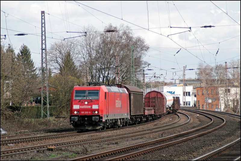 185 202 bringt am 29.03.2008 den FIR 51246, von Maschen nach Hagen-Vorhalle, und wechselt in Westhofen von den Personen- auf die Gtergleise.
