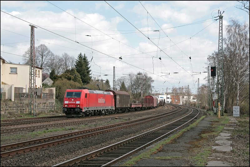 185 202 bringt am 29.03.2008 den FIR 51246, von Maschen nach Hagen-Vorhalle, und wechselt in Westhofen von den Personen- auf die Gtergleise.