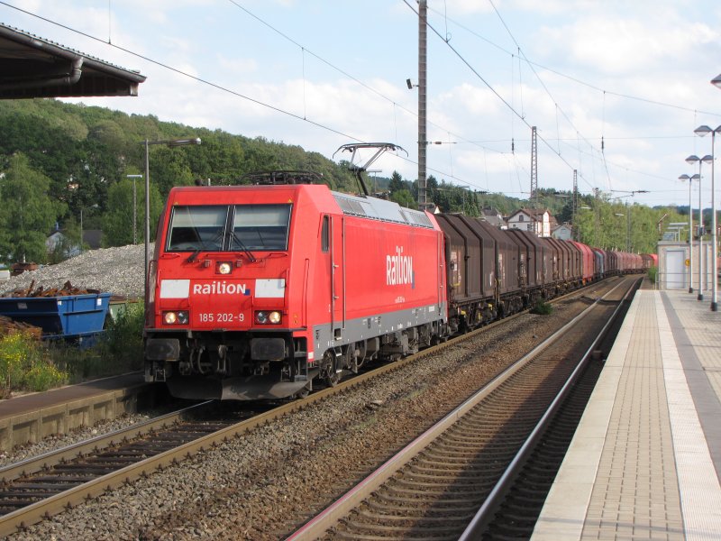 185 202 fhrt am 26.08.09 mit einem Gterzug von Kreuztal Gbf nach Hagen-Vorhalle durch Kreuztal.