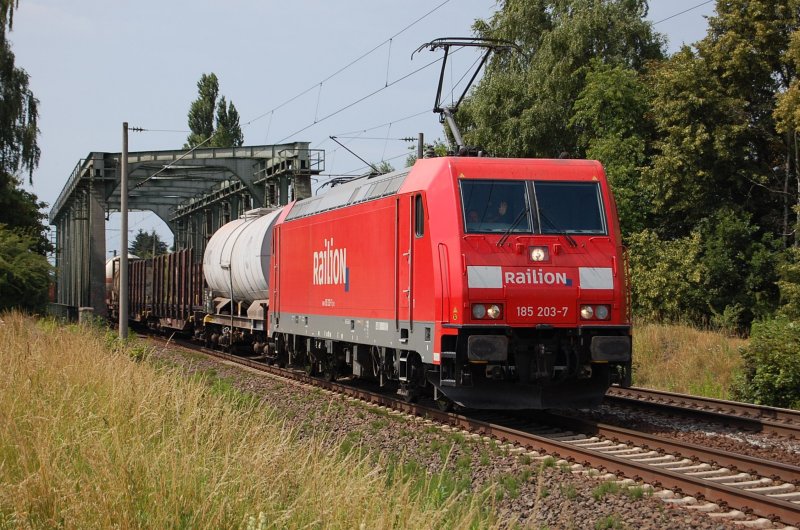 185 203-7 Railion am 01.07.2009 kurz nach berquerung des Mittellandkanals bei Peine