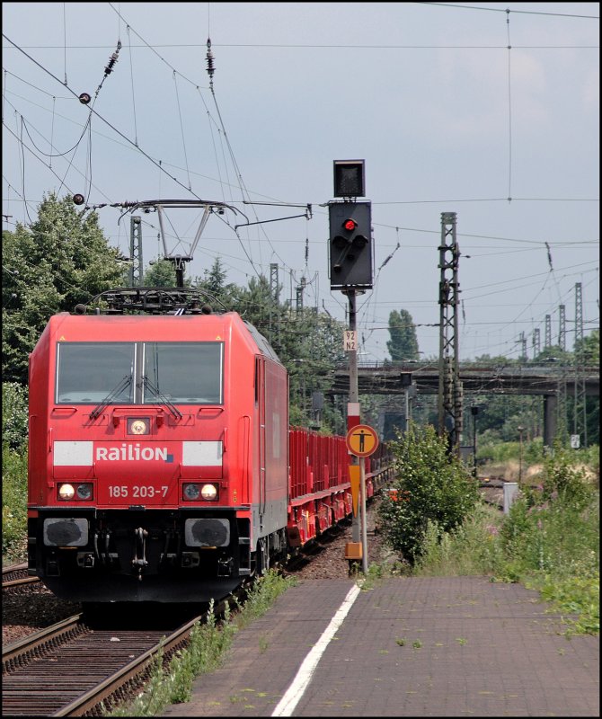 185 203 hat einen Ganzzug mit Stahlstangen am Haken und durchfhrt den Bahnhof Haltern am See Richtung Ruhrgebiet. (15.06.2008)