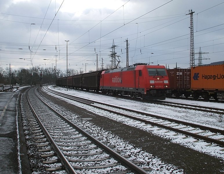 185 206 kommt am 26.03.2008 mit Schiebewandwagen in den Bahnhof von Kreiensen eingefahren