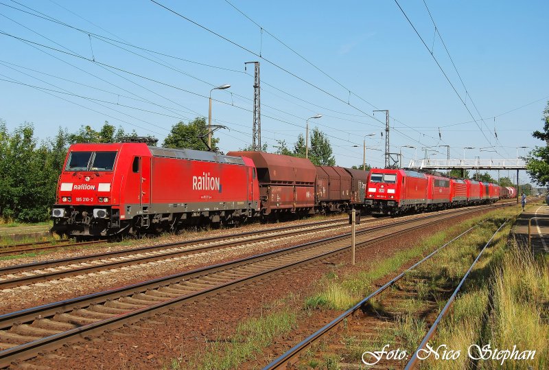 185 210-2 durchfhrt mit ihrem Gemischtwarenlader den am sdlichen BAR gelegenen Bahnhof von Saarmund mit dem Ziel Seddin Rbf.,im Hintergrund wartet ein Lokzug auf Weiterfahrt (27.07.09)
