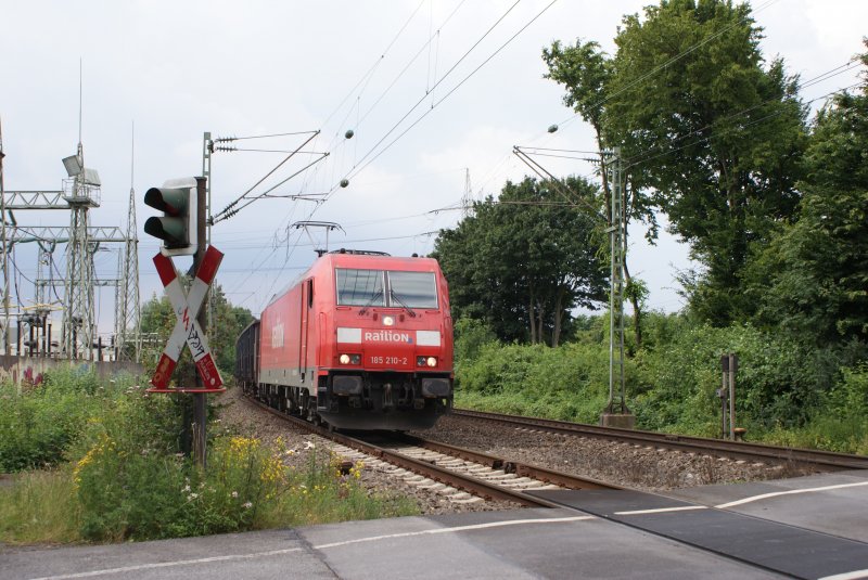 185 210-2 mit Eaos Ganzzug am Km 28,190 in Dsseldorf am 04.07.2008