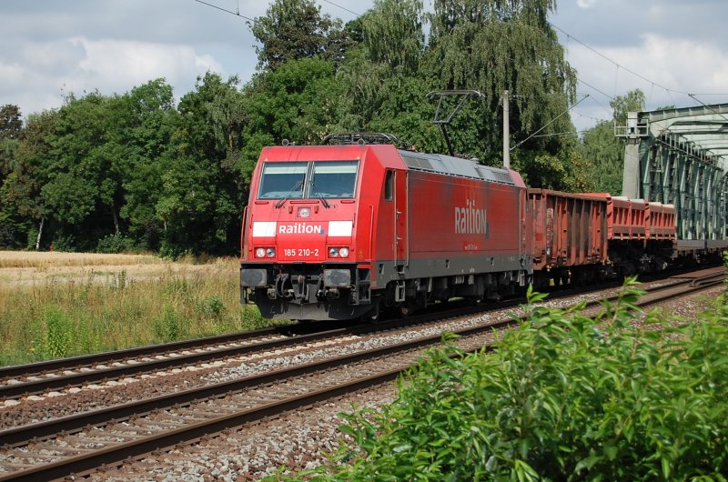 185 210-2 Railion am 15.07.2009 kurz nach berquerung des Mittellandkanals bei Peine