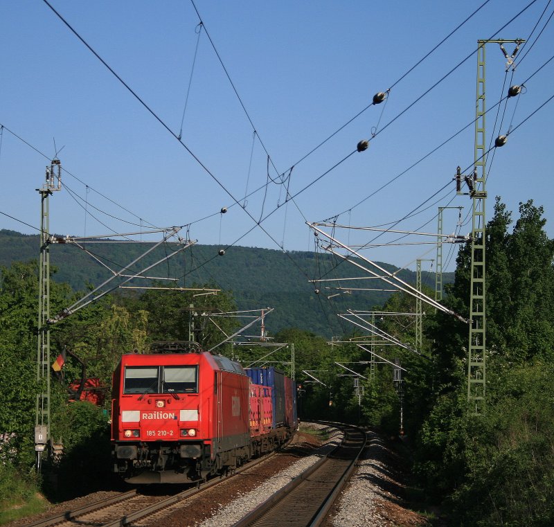 185 210 ist am 10.05.08 mit einem Umleiter Gterzug Richtung Mannheim bei Heidelberg Pfaffengrund/Wieblingen unterwegs.