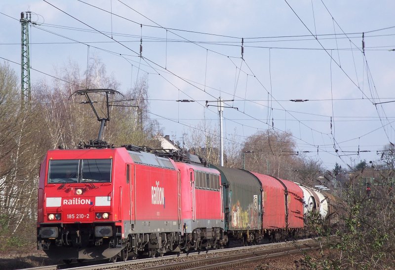 185 210 hat auer einem gemischten Gterzug auch noch eine 40er im Schlepp. Aufgenommen am 08.03.08 bei Biebrich.