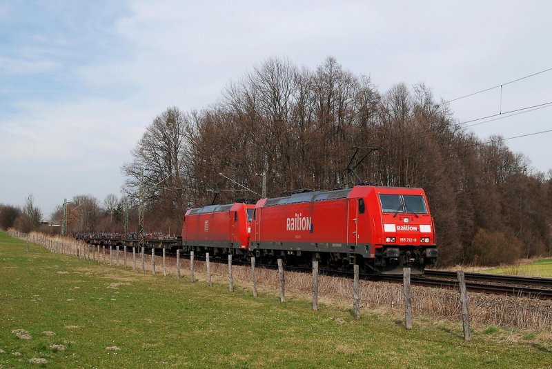 185 212 und 185 082 mit Stahlbrammenzug bei Grokarolinenfeld (06.03.2007)