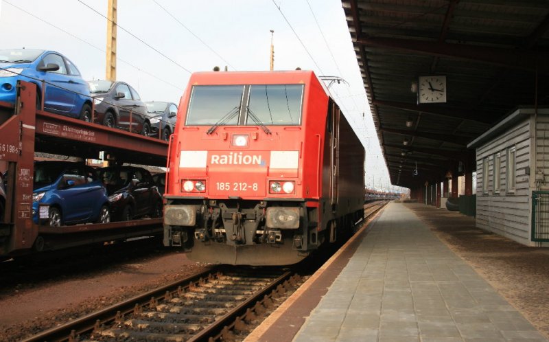 185 212-8 am 29.12.2008 im Bahnhof Guben