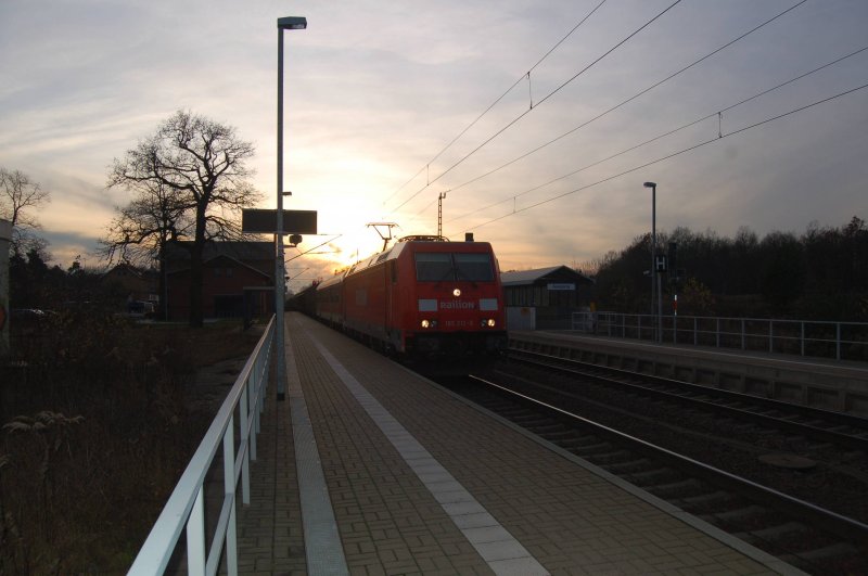 185 212 durchfhrt am 28.11.08 den Bahnhof Burgkemnitz mit einem Gterzug. Gleich hinter der Lok hngt ein Nahverkehrswagen.