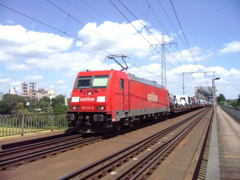185 212 fhrt im Juni 2008 bei Mainz ber den Rhein in Richtung Bingen.