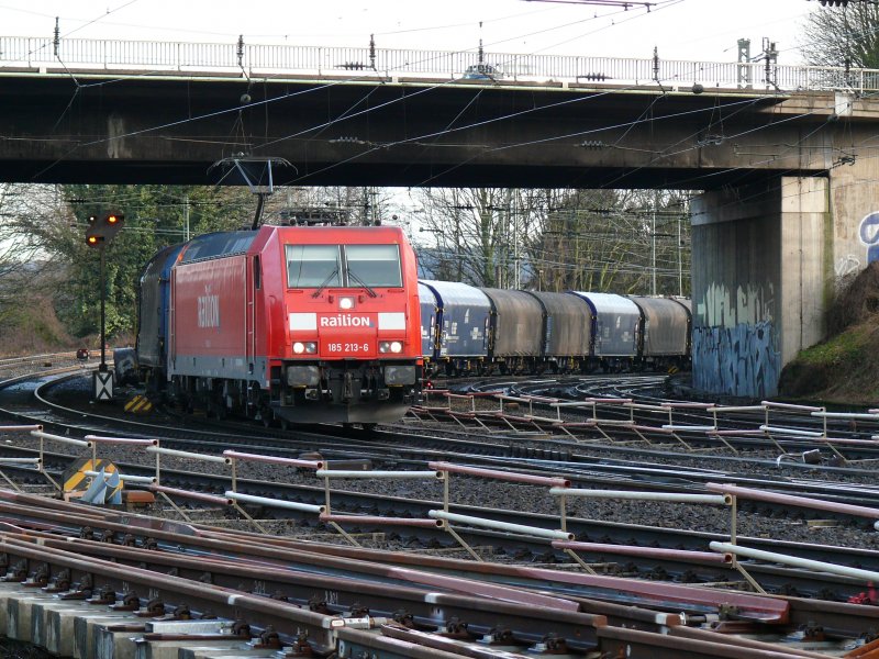 185 213-6 kommt mit einem Gterzug in Aachen-West an. Aufgenommen am 28/03/2009.