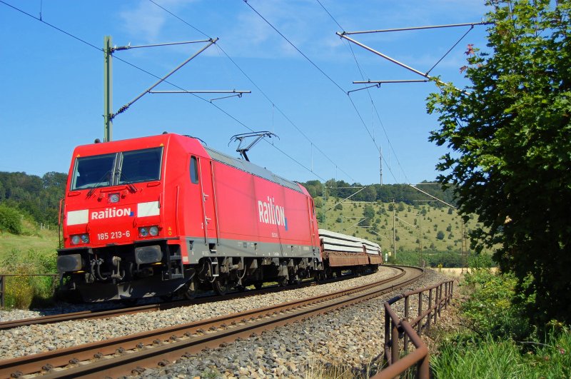 185 213-6 zieht am 01.08.07 einen Gterzug, beladen mit Betonschwellen durch das Drfchen Urspring an der Filsbahn in Richtung Stuttgart.