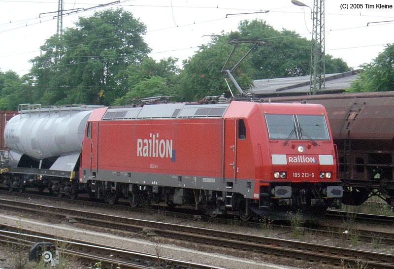 185 213 durchfhrt am 27.07.2005 Magdeburg Hbf mit einem GZ.