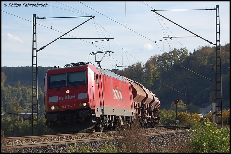 185 214-4 kommt am 29.09.07 mit einem Schttgutwagenzug bei Urspring an der KBS 750 (Filsbahn) in Richtung Stuttgart entgegen.