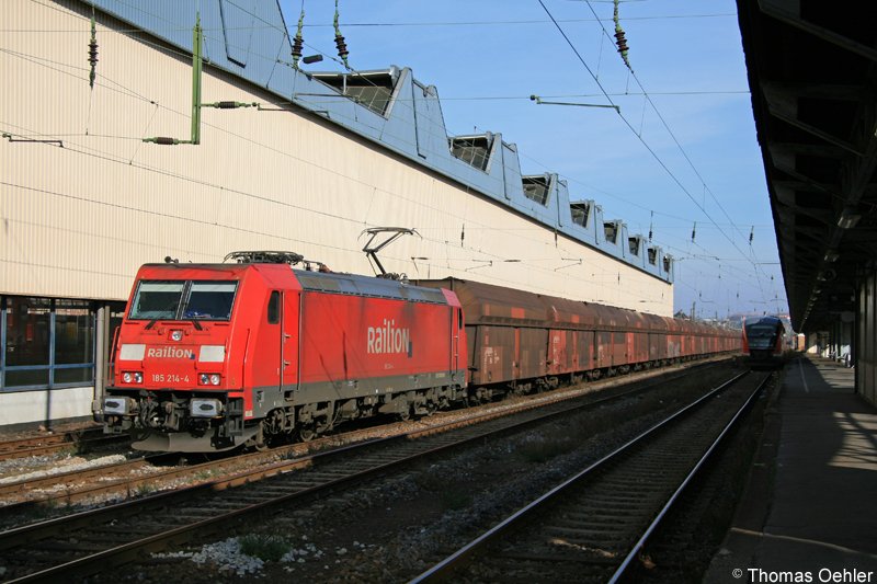 185 214 hat den Kohlezug von Chemnitz-Siegmar bis Chemnitz Hbf nachgeschoben und wird sich nun gleich vom Zugende absetzen; 17.02.07.