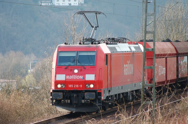 185 216-9 ist kurz vor Neckarzimmern mit einem Kohlezug unterwegs Richtung Heilbronn. April 2006
