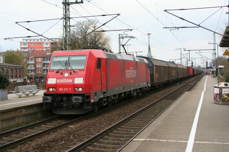 185 217-7 am 19.4.2008 bei der Durchfahrt durch Elmshorn.