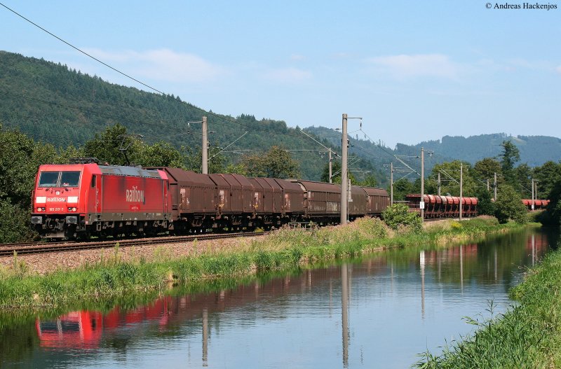 185 217-7 mit dem FZT 55834 (Villingen-Offenburg Gbf) am Kanal in Haslach 6.8.09