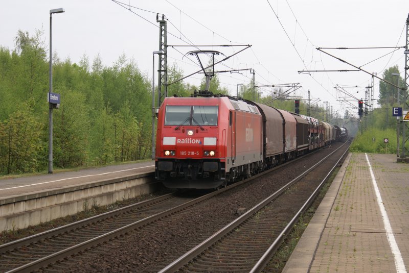 185 218-5 mit einem gemischten Gterzug Richtung Norden in Elmshorn am 24.04.2007 