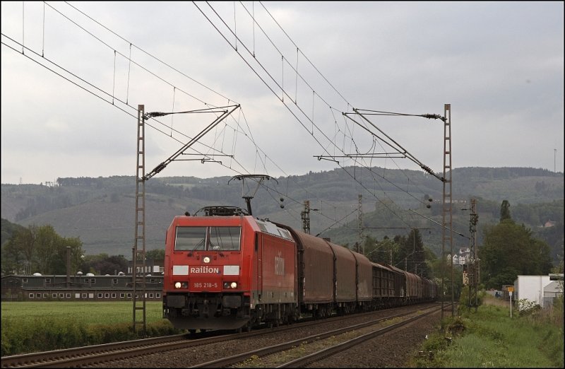 185 218 ist mit dem abendlichen 52296 von Finnentrop/Plettenberg in Richtung Hagen unterwges. (08.05.2009)