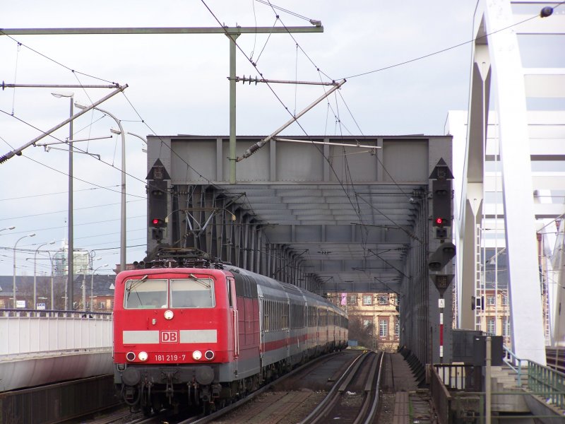 185 219 am 9.2.07 in Ludwigshafen Mitte,gerade �berquert der Zug den Rhein.