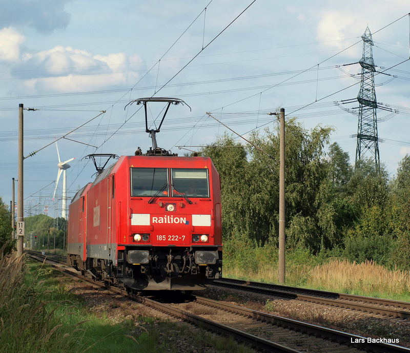 185 222-7 und 152 xxx-x sind am 26.08.09 als Tfzf aus dem Rbf Alte-Sderelbe in Hamburg-Moorburg Richtung Maschen unterwegs, wo sie auf neue Aufgaben warten werden.