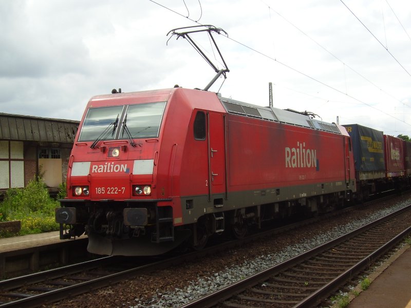 185 222-7 bei einem lngeren Halt im Bahnhof Vallendar/Rhein