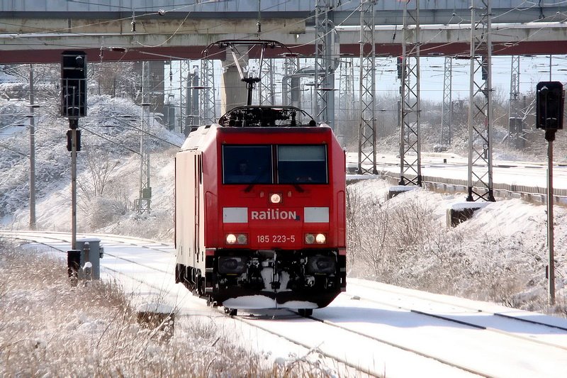 185 223-5 als Tfzf aus Mukran.  Stralsund am 17.02.09 