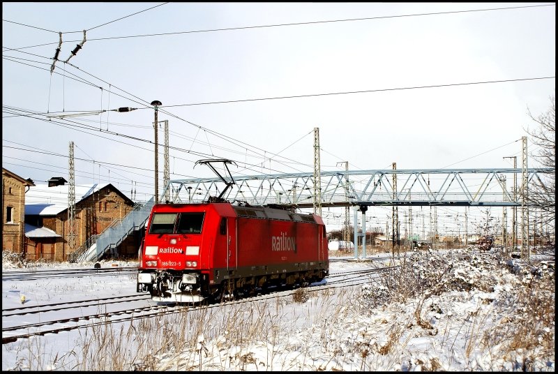 185 223-5 fährt am 17.02.2009 aus Sassnitz-Mukran kommend in den Hbf Stralsund ein und wird dort den 53202 nach Rostock-Seehafen bespannen.