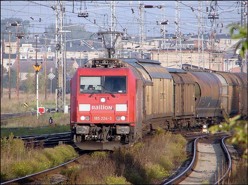 185 224-3 bringt Gternachschub zum Fhrhafen Mukran. (Stralsund am 18.10.06)