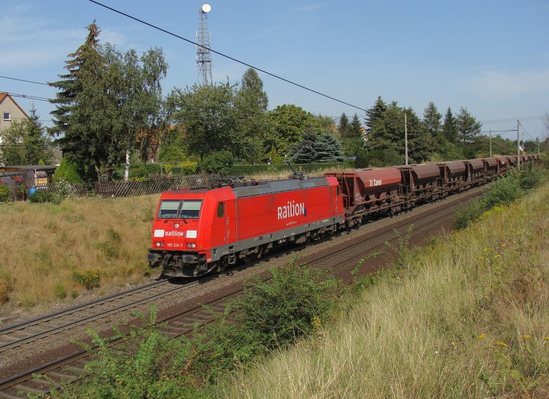 185 224-3 fhrt mit einem Ganzzug Schttgutwagen in Richtung Braunschweig. Fotografiert in Magdeburg Diesdorf am 19.08.2009.