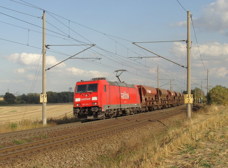 185 224-3 mit einem Ganzzug Sch�ttgutwagen unterwegs in Richtung Braunschweig. Fotografiert zwischen Magdeburg und Niederndodeleben am 24.09.2009. 