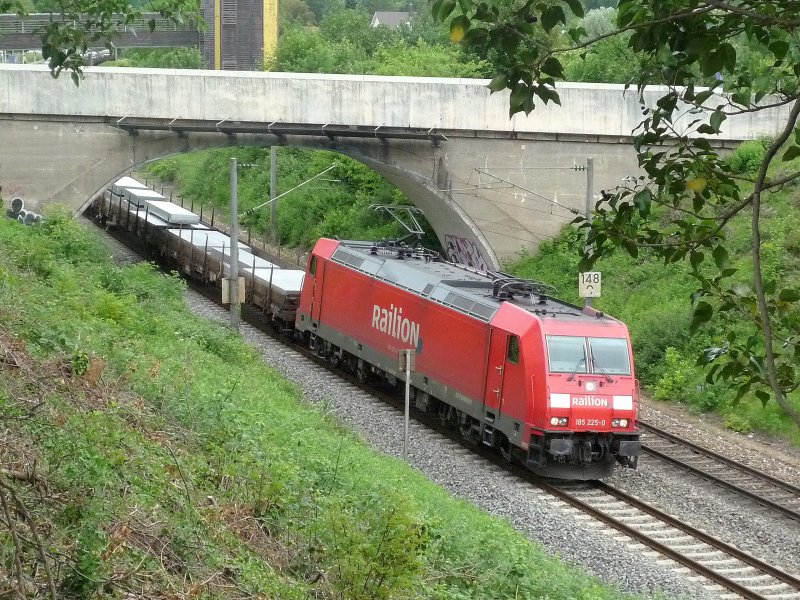 185 225-0 hat mit dem CSQ 47731 Rotterdam-Waalhafen - Singen(Htw) in einen knappen Kilometer ihr Ziel erreicht. 28.05.09